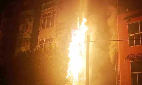 Hà Nội: Quán Karaoke 5 tầng bốc cháy dữ dội trong đêm